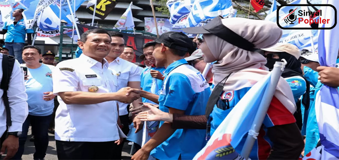 Gubernur Ahmad Luthfi Tetapkan UMP Jawa Tengah 2026 Rp2.327.386,07